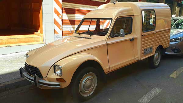 Fotos de auto perdido o en deshuso.