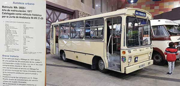 Fotos de auto perdido o en deshuso.