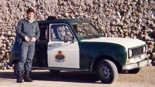 Fotos de auto perdido o en deshuso.