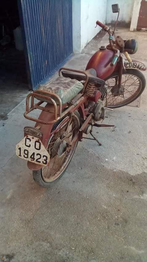 Fotos de auto perdido o en deshuso.