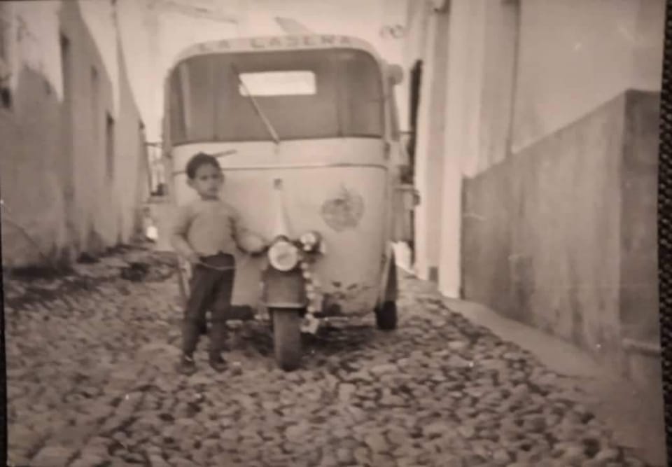 Fotos de auto perdido o en deshuso.