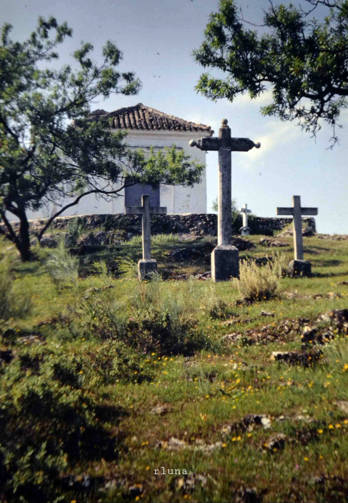 Foto de cruces y de la cruz en el paisaje de Cabra