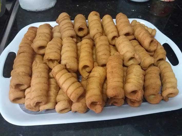 Fotografía relativa a la platos-católica egabrense