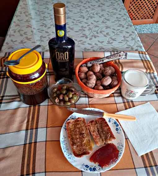 Fotografía relativa a la platos-católica egabrense